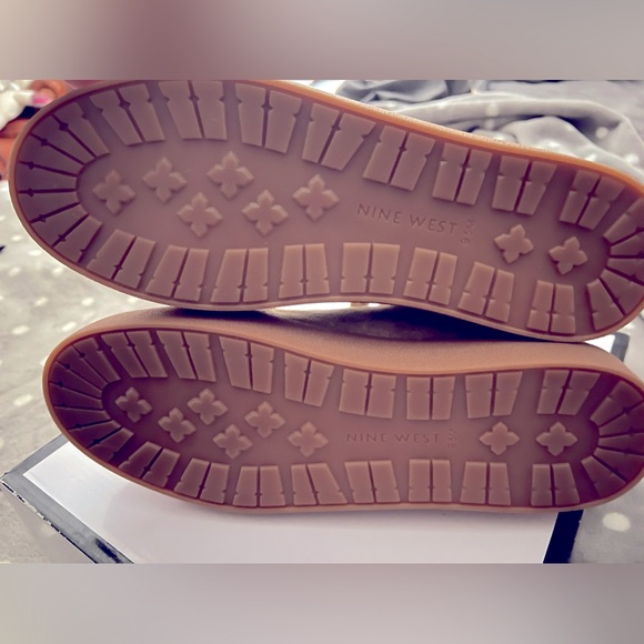 BNWB 9.5 Nine West Pedalo Sneakers - Picture 3 of 4